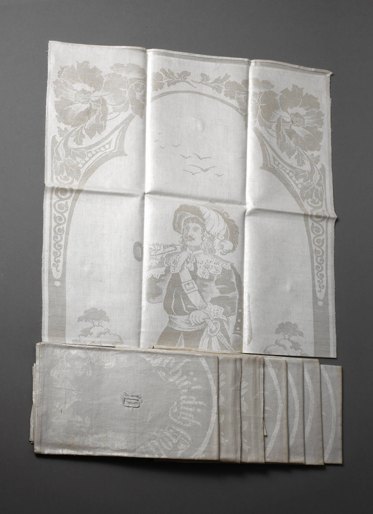 Acht Gebilddamast-Handtücher Trompeter