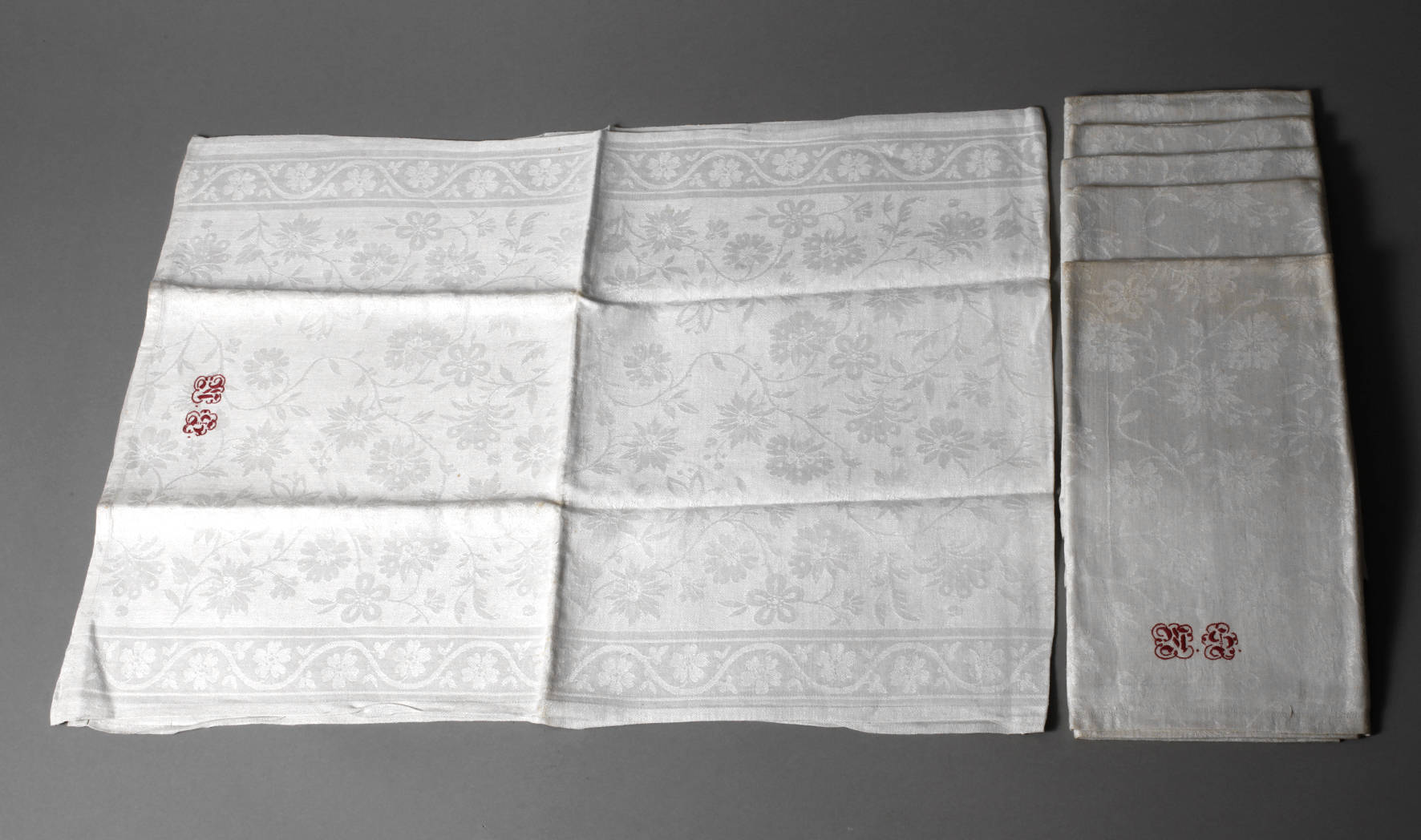 Sechs Handtücher Floraldekor