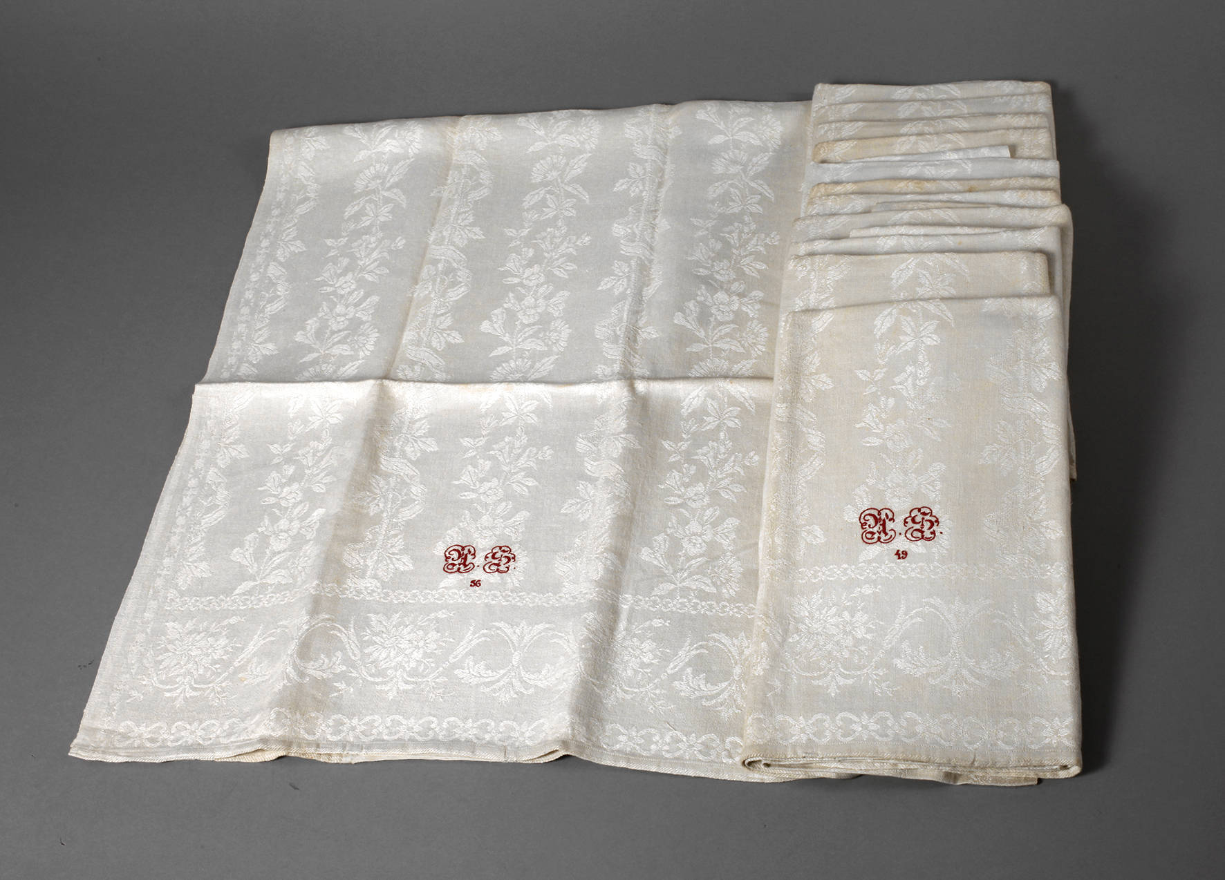 Zwölf Handtücher Floraldekor