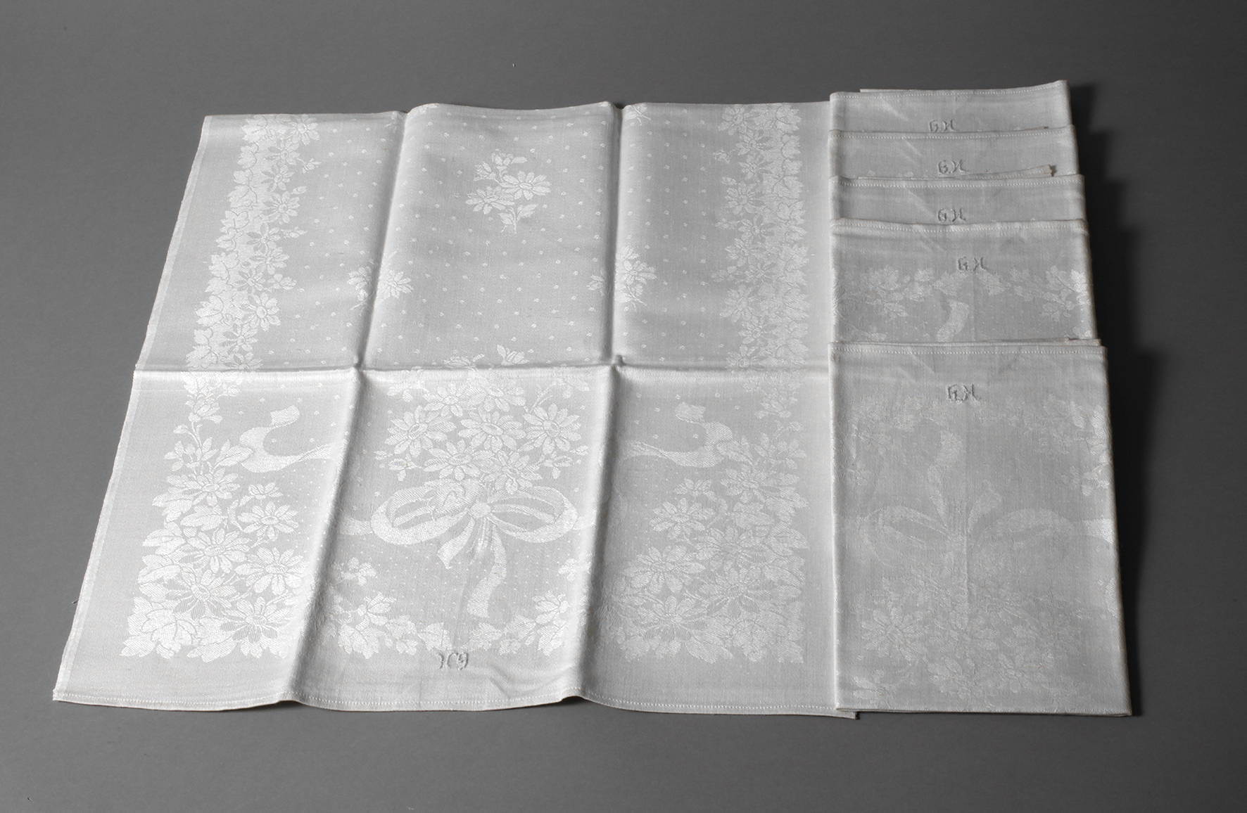 Sechs Handtücher Floraldekor