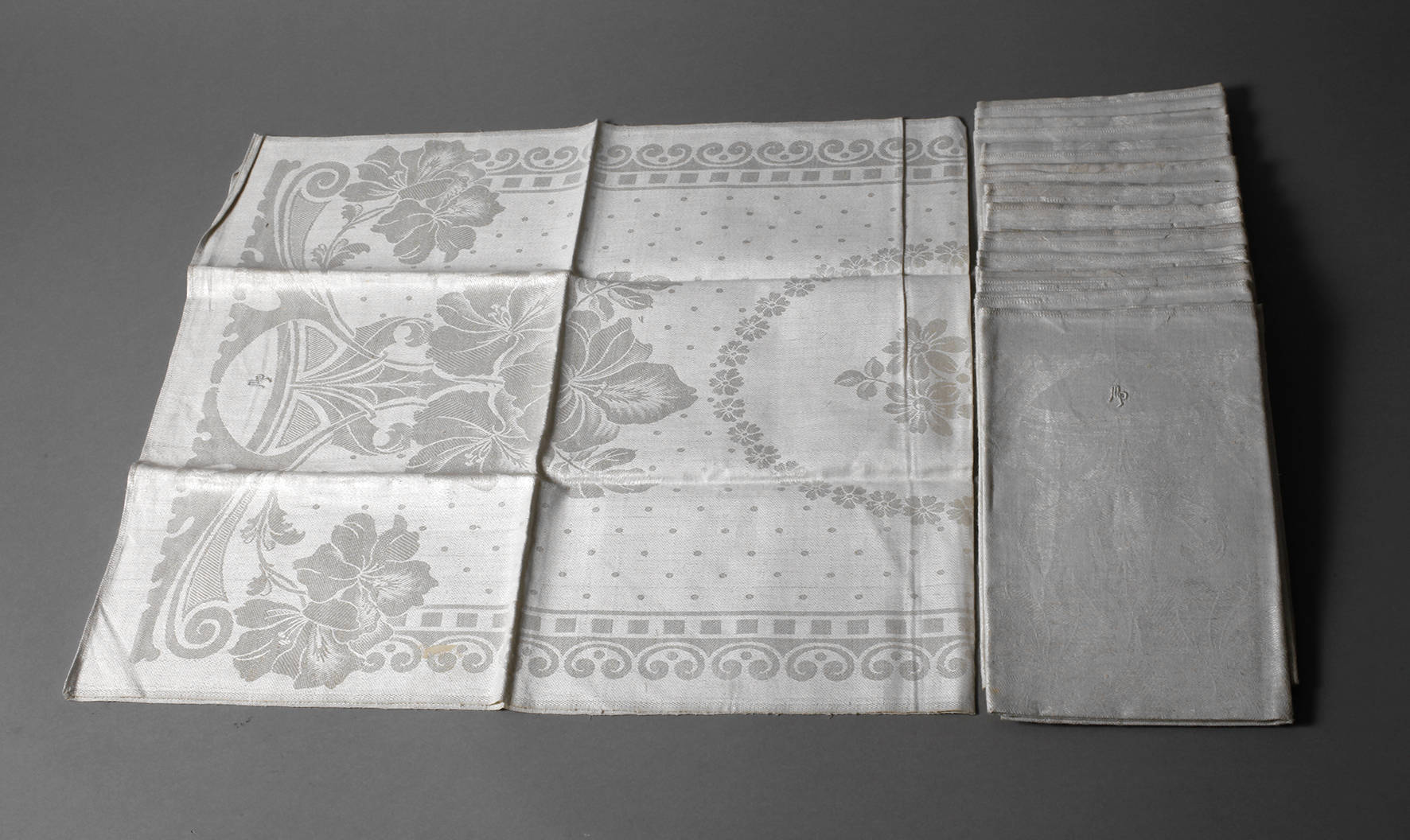 Zwölf Handtücher Jugendstildekor