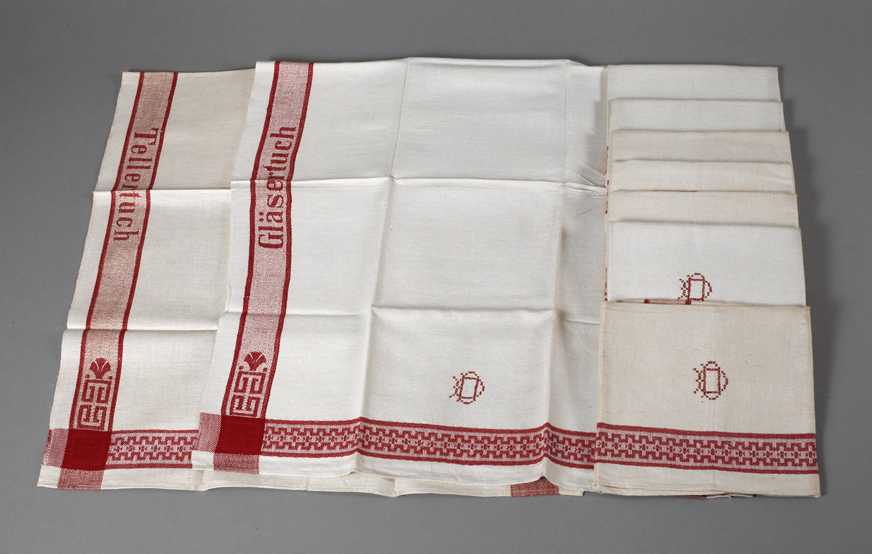 Neun Handtücher Farbstreifen mit Bezeichnung