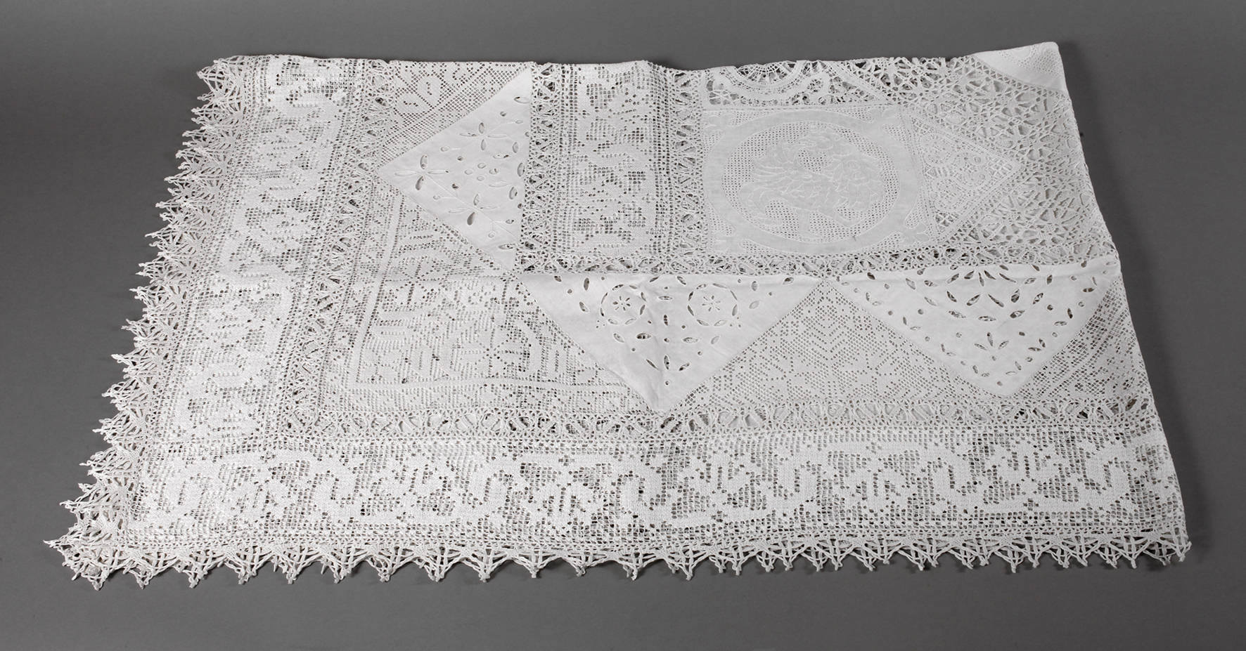 Handarbeitsdecke Historismus