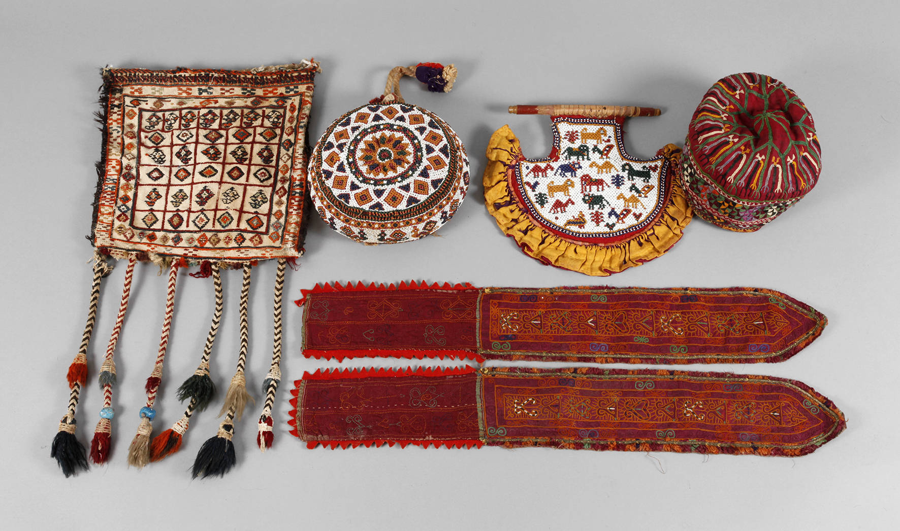 Konvolut folkloristische Stickerei