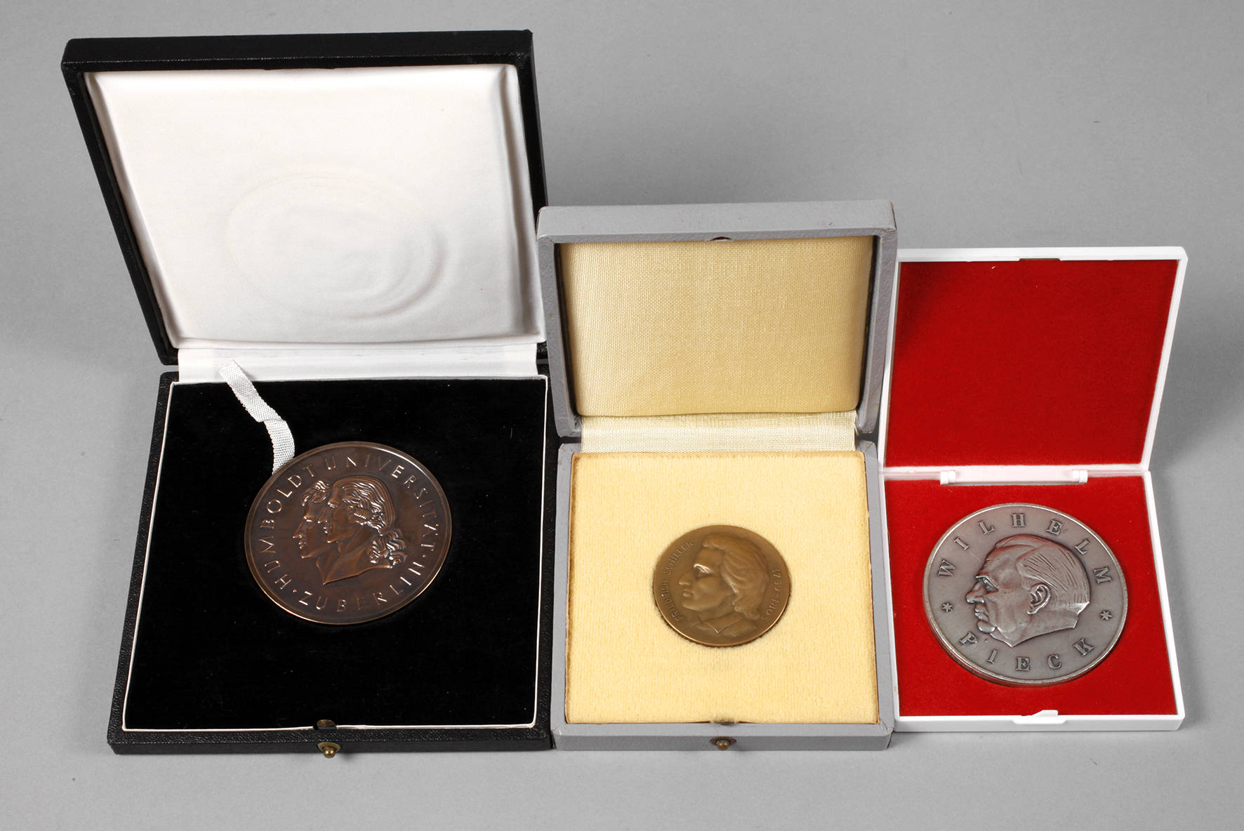 Drei Ehrenmedaillen DDR