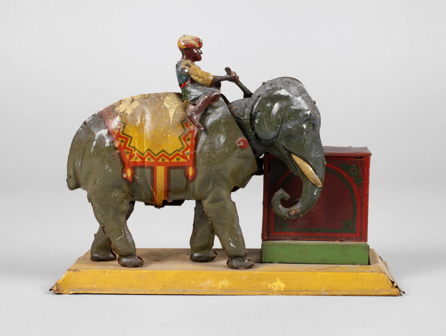 Hans Eberl Damo als Elefant mit Drehorgel
