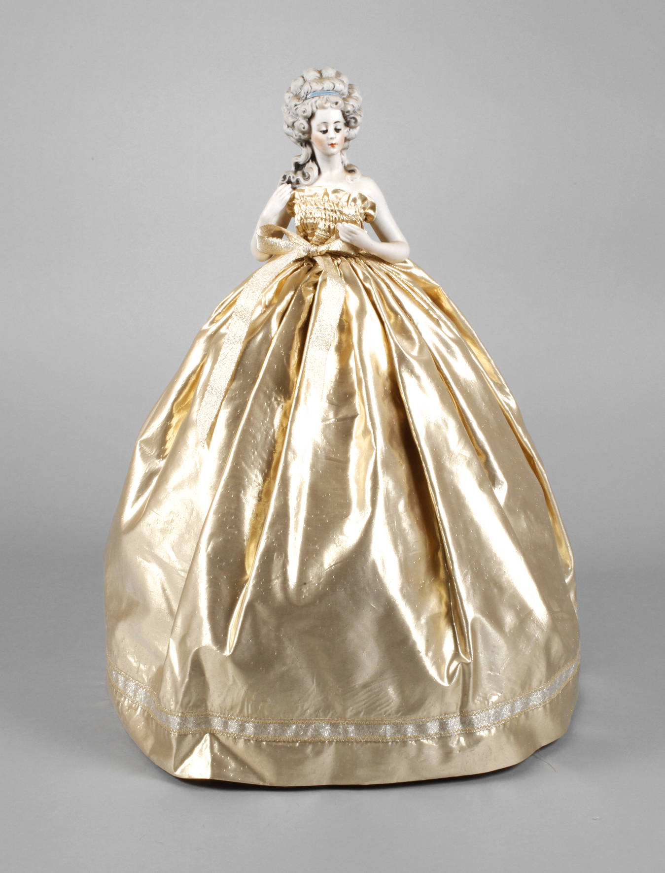 Teepuppe als Rokokodame