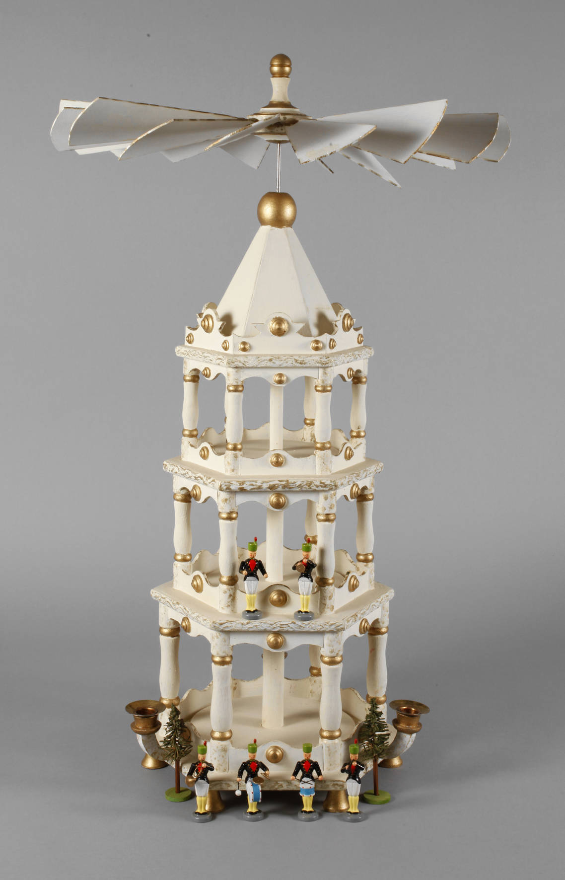 Große Tischpyramide