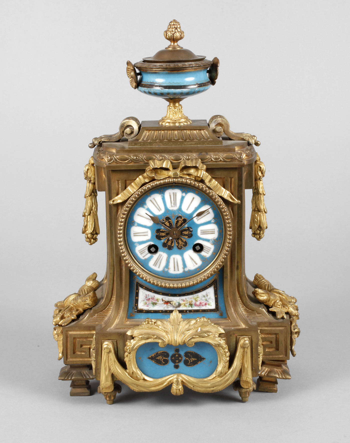 Kaminuhr mit Porzellaneinlagen