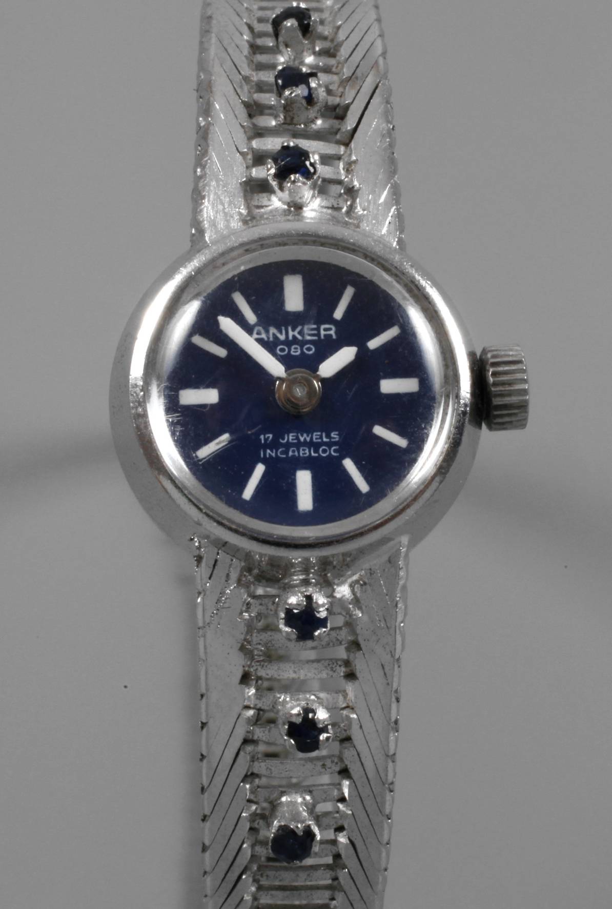 Damenarmbanduhr mit Saphiren