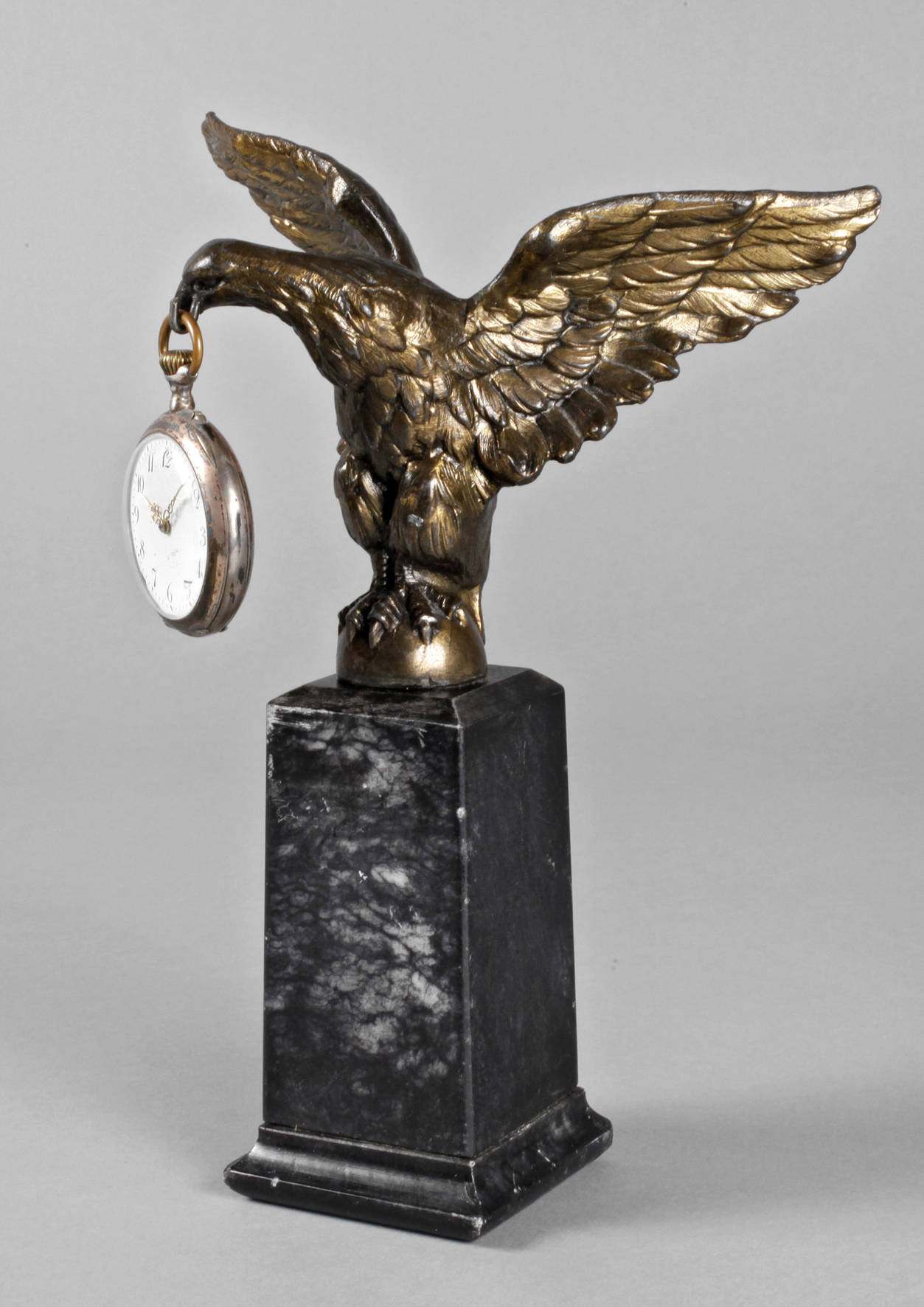 Adler als Uhrenständer