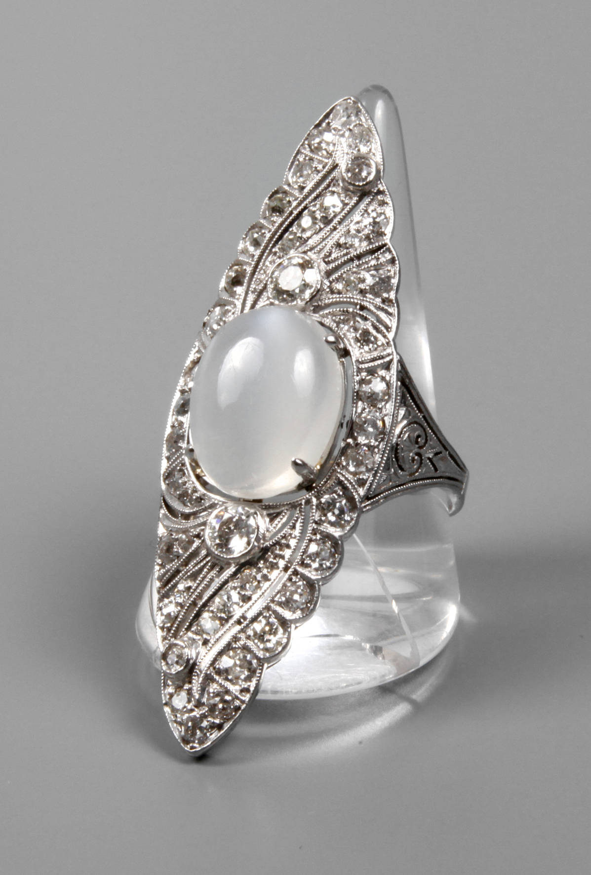 Großer Brillantring mit Mondstein