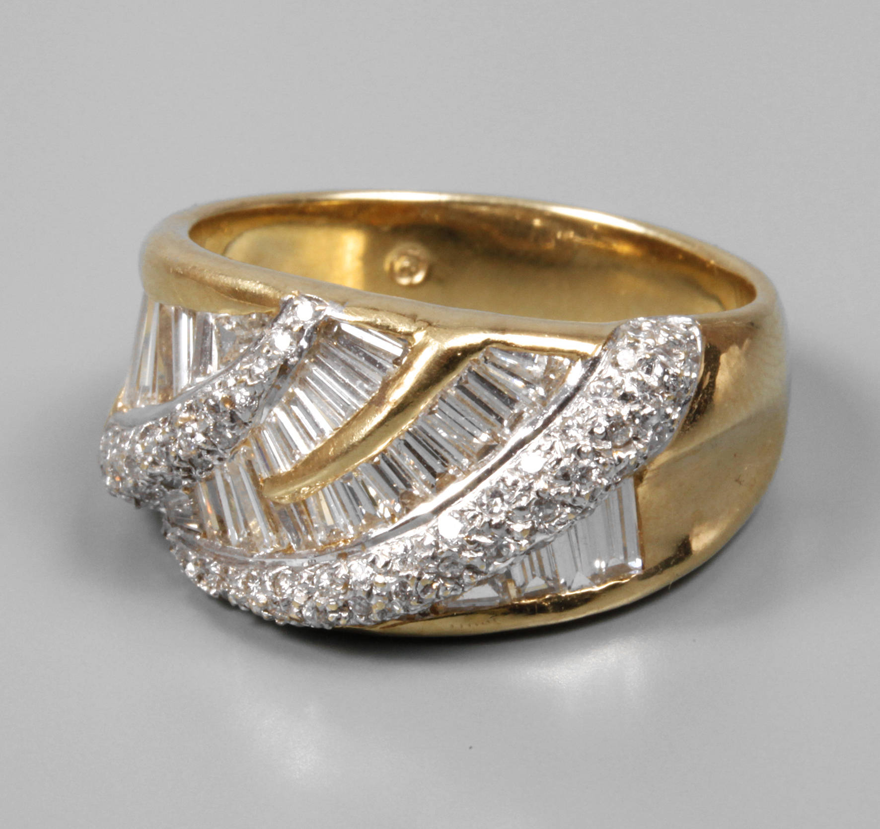 Aufwendig gefasster Diamantring