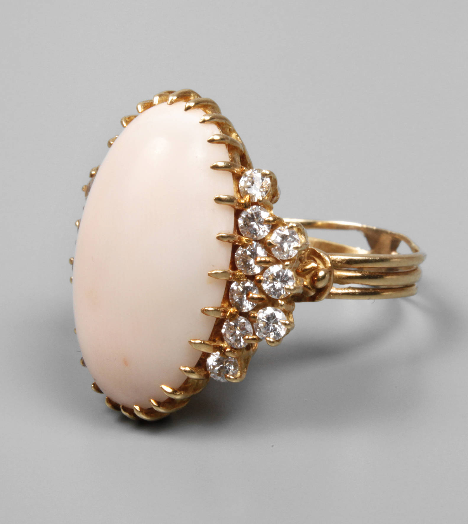 Damenring mit Koralle und Brillanten