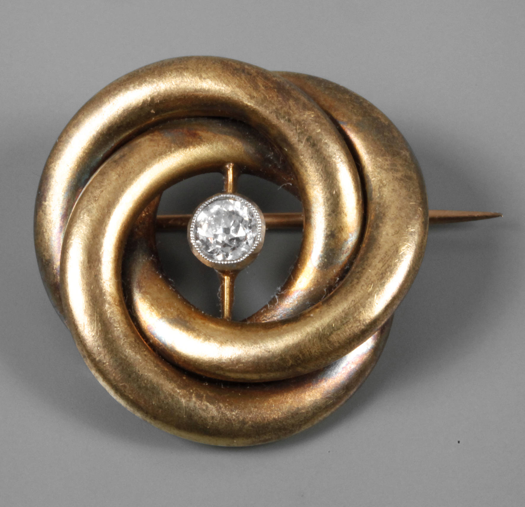 Brillantbrosche im Etui