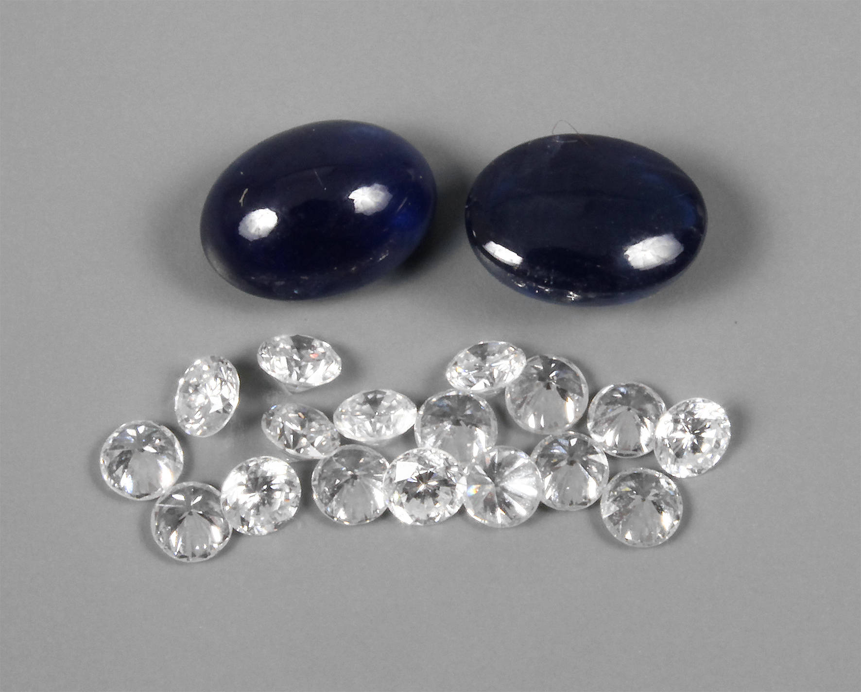 18 Brillanten und zwei Saphircabochons