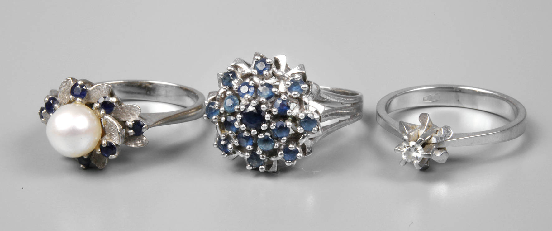 Drei Weißgoldringe mit Saphiren, Brillant und Perle
