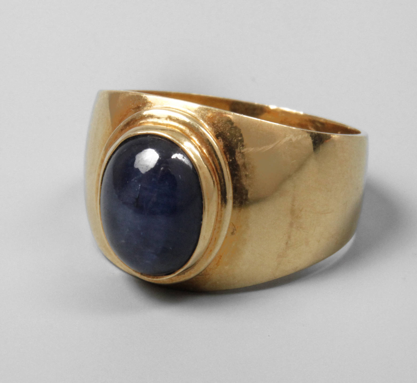 Ring mit Saphircabochon