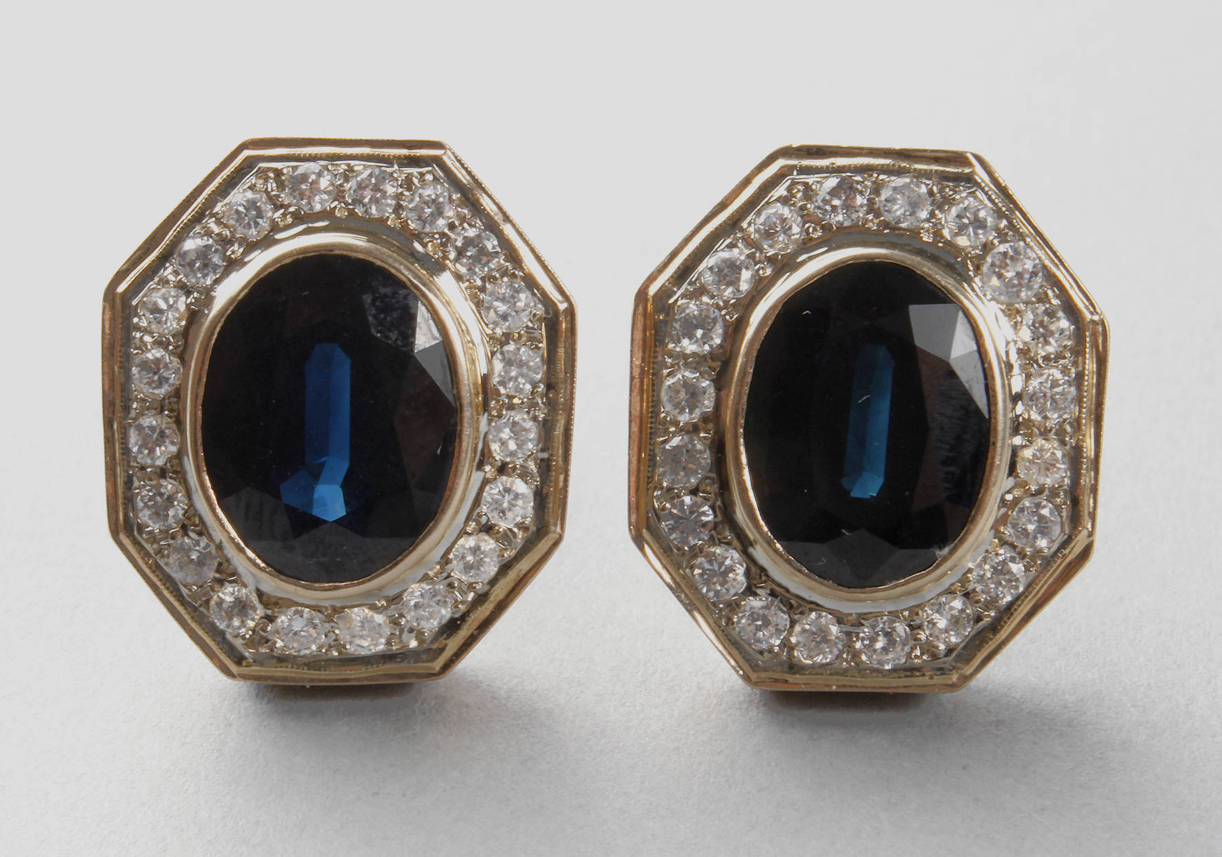 Paar Ohrringe mit großem Saphir