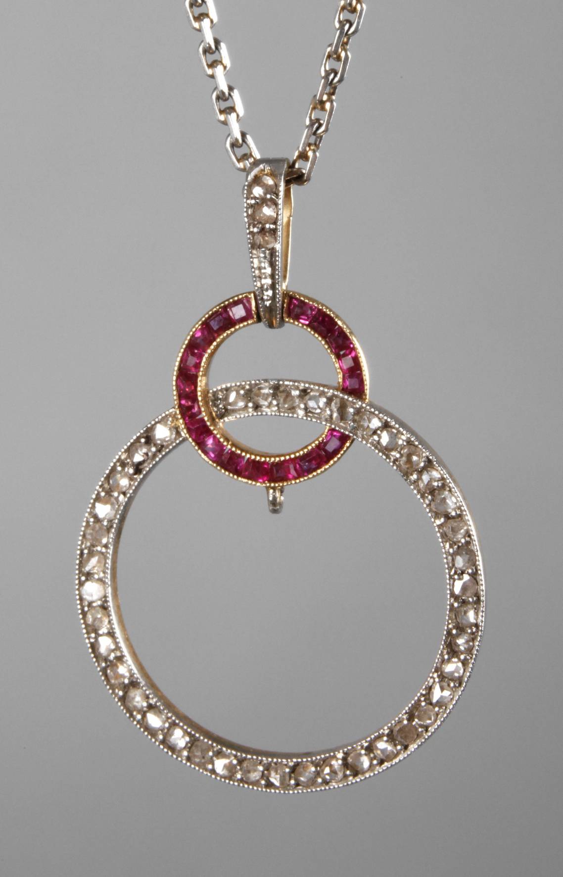 Anhänger besetzt mit Diamanten und Rubinen