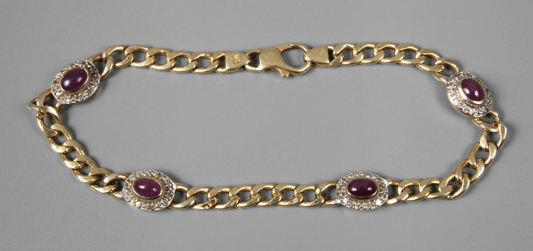 Armband mit Rubinen