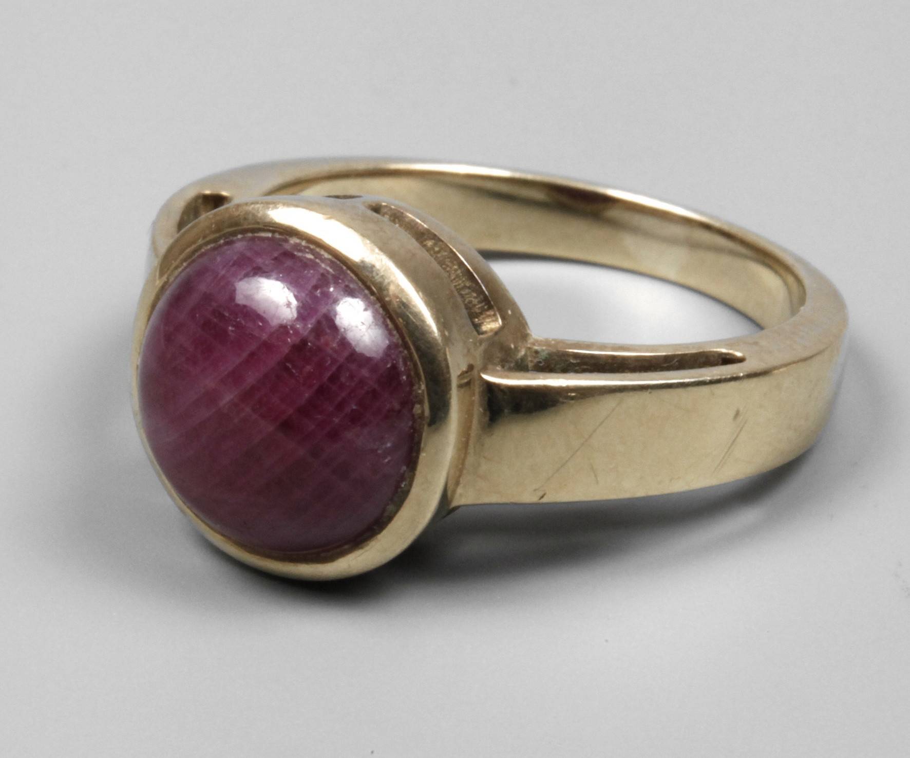 Ring mit Rubincabochon