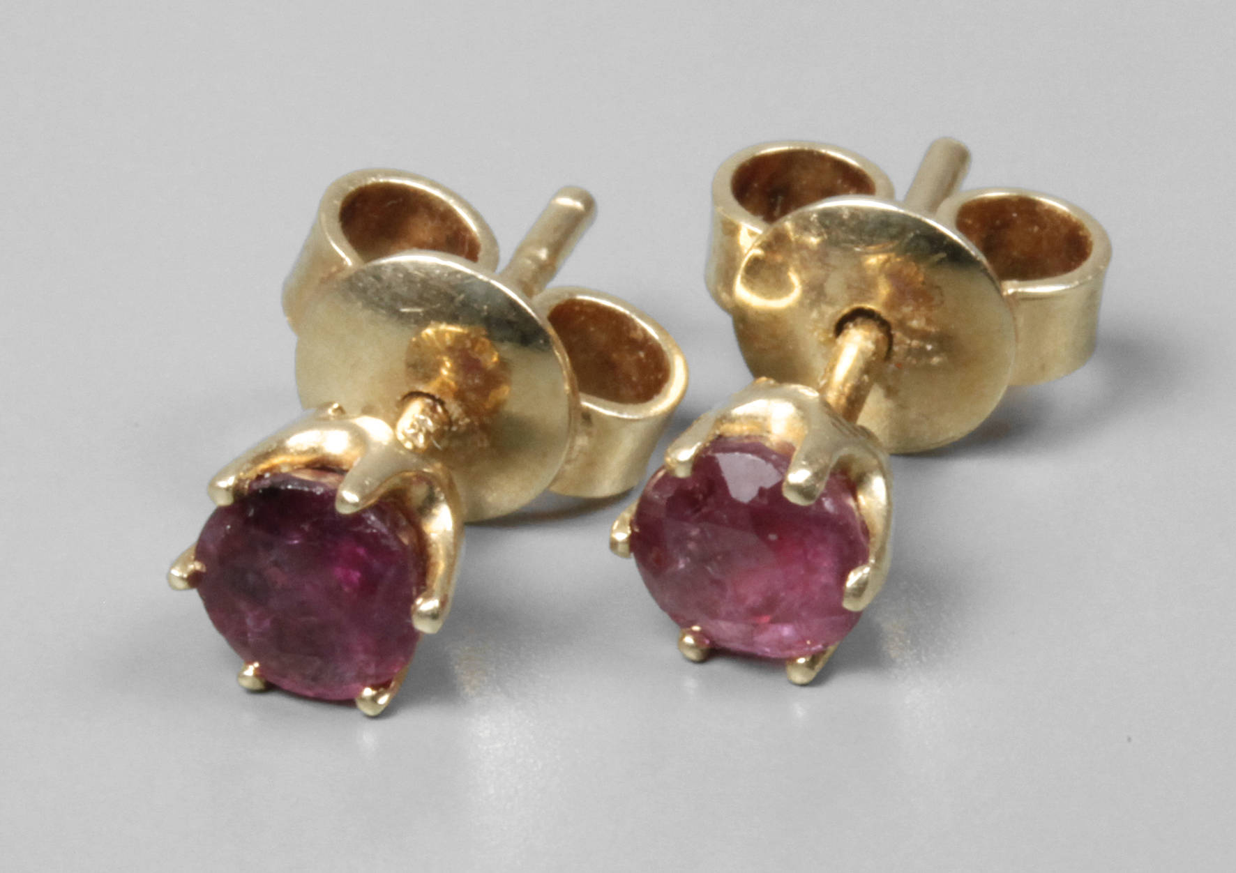 Paar Ohrstecker mit Rubinen