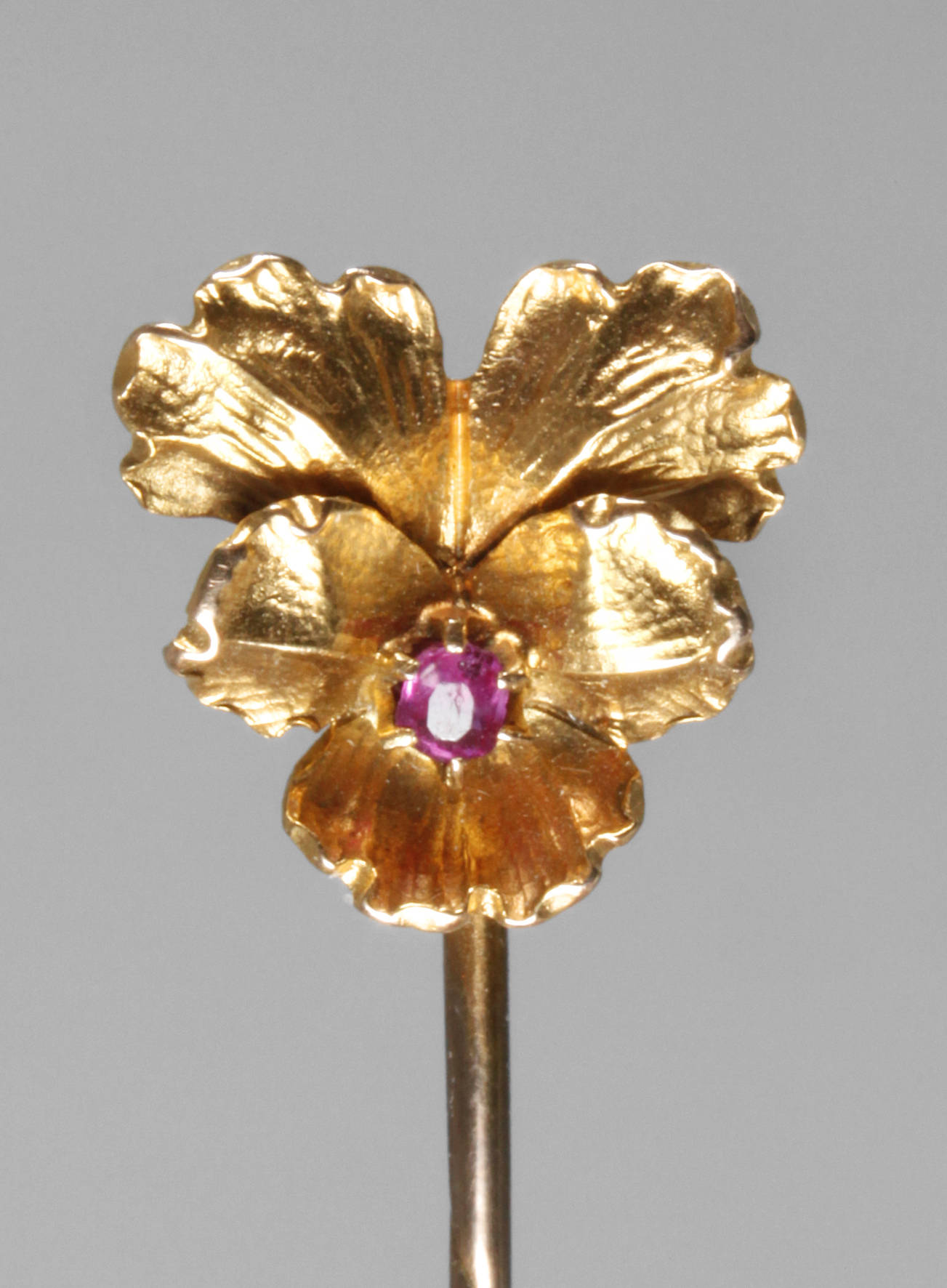 Reversnadel mit Rubin