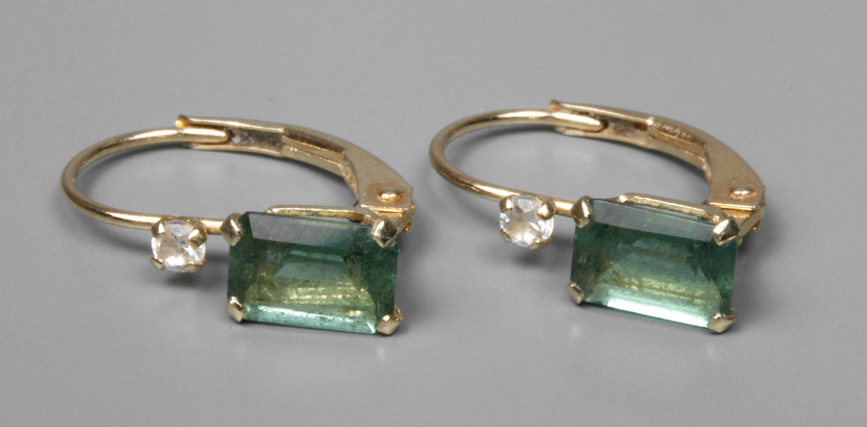 Paar Ohrringe mit Smaragd
