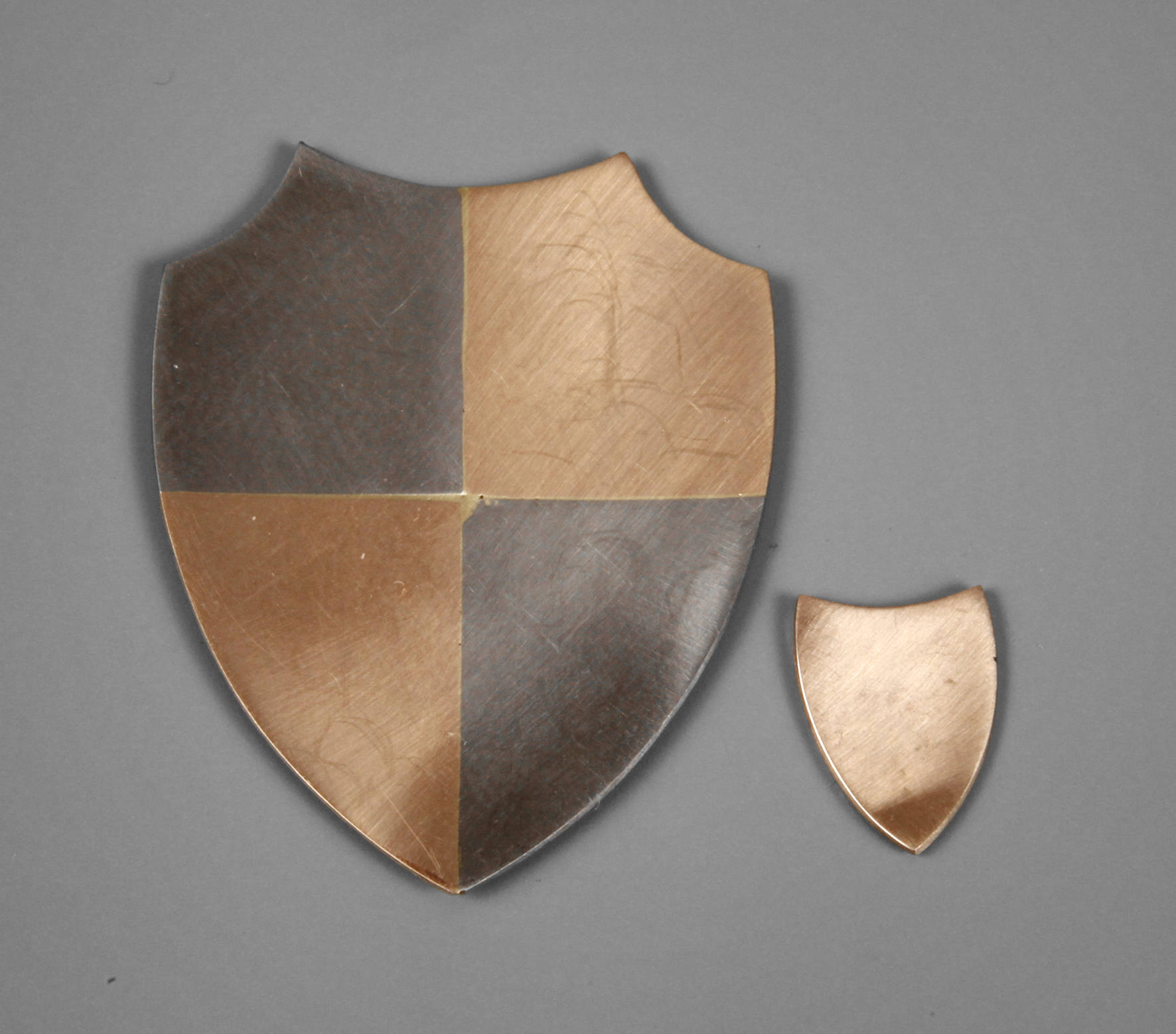 Zwei Miniatur-Wappenschilder Rotgold und Palladium