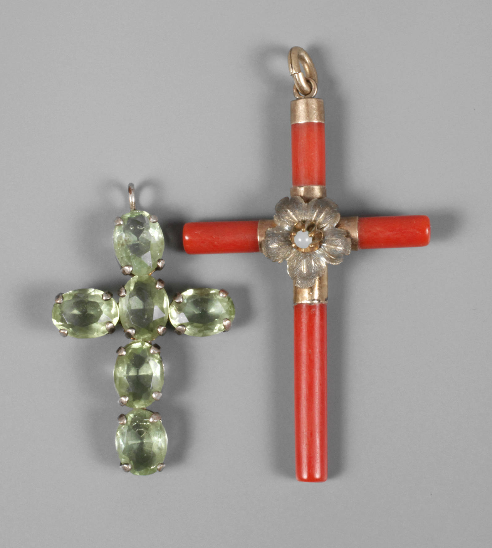 Zwei Anhängerkreuze