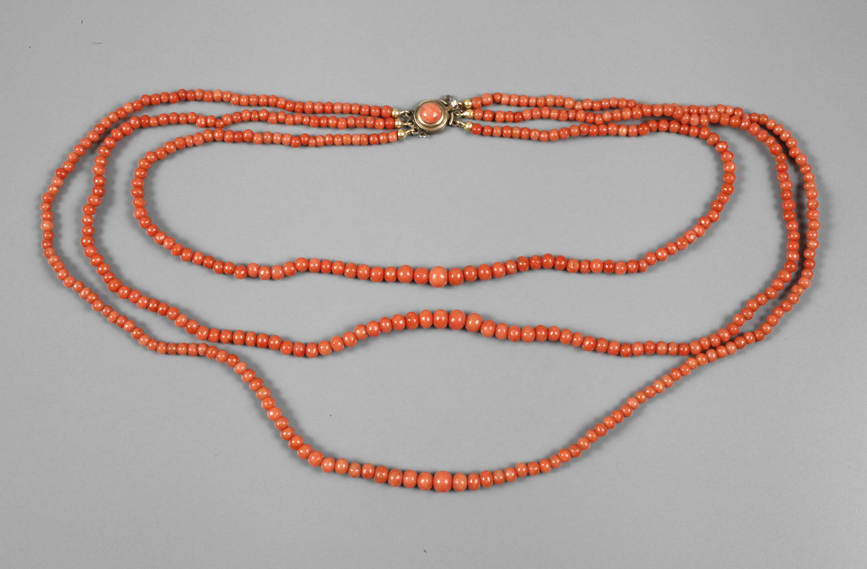 Dreireihiges Korallencollier