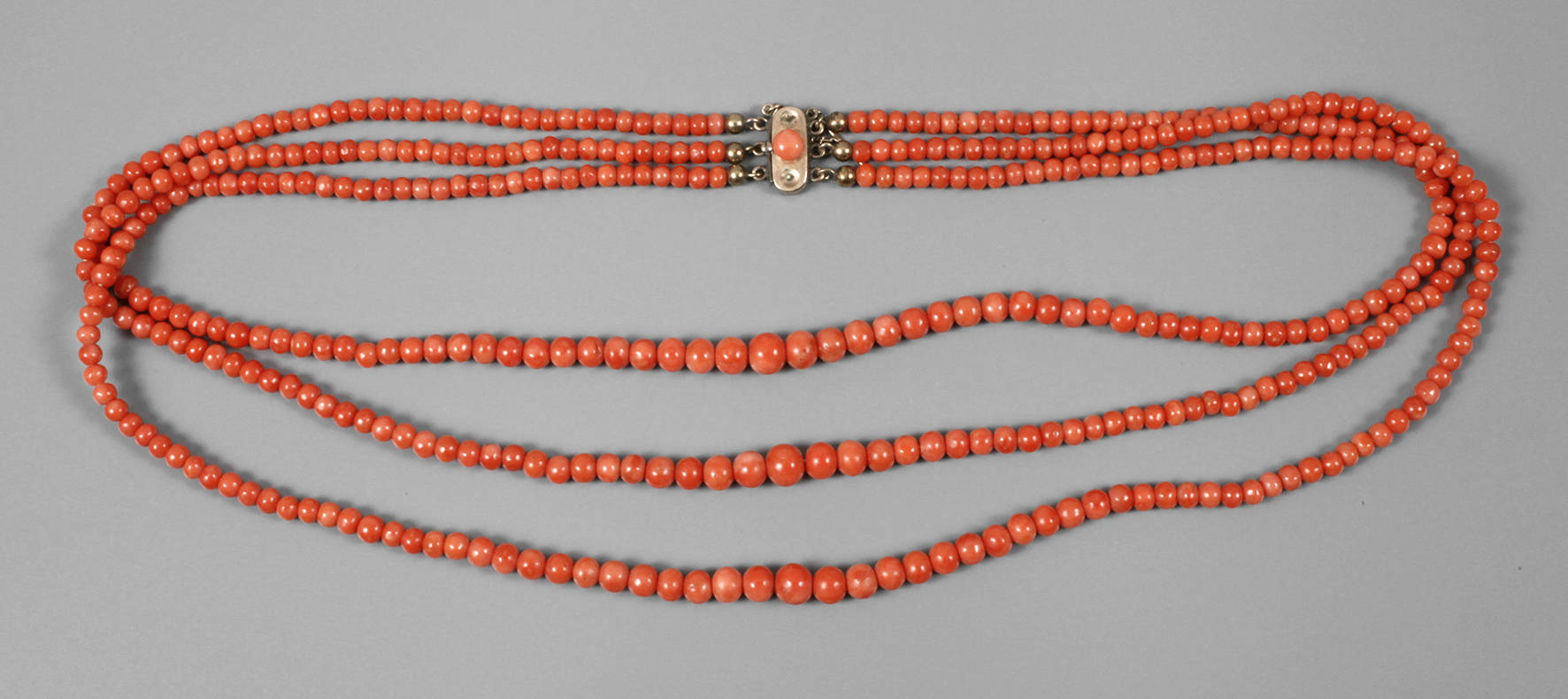 Dreireihiges Korallencollier