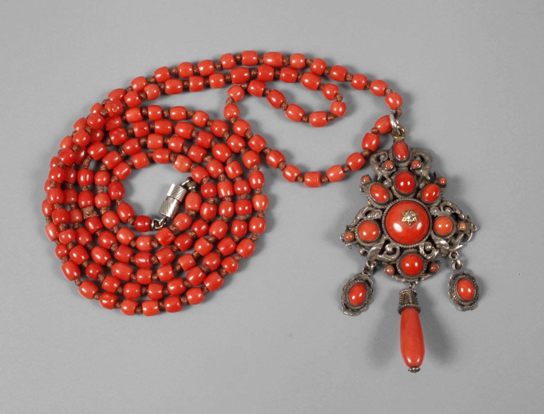 Kette mit Anhänger Koralle