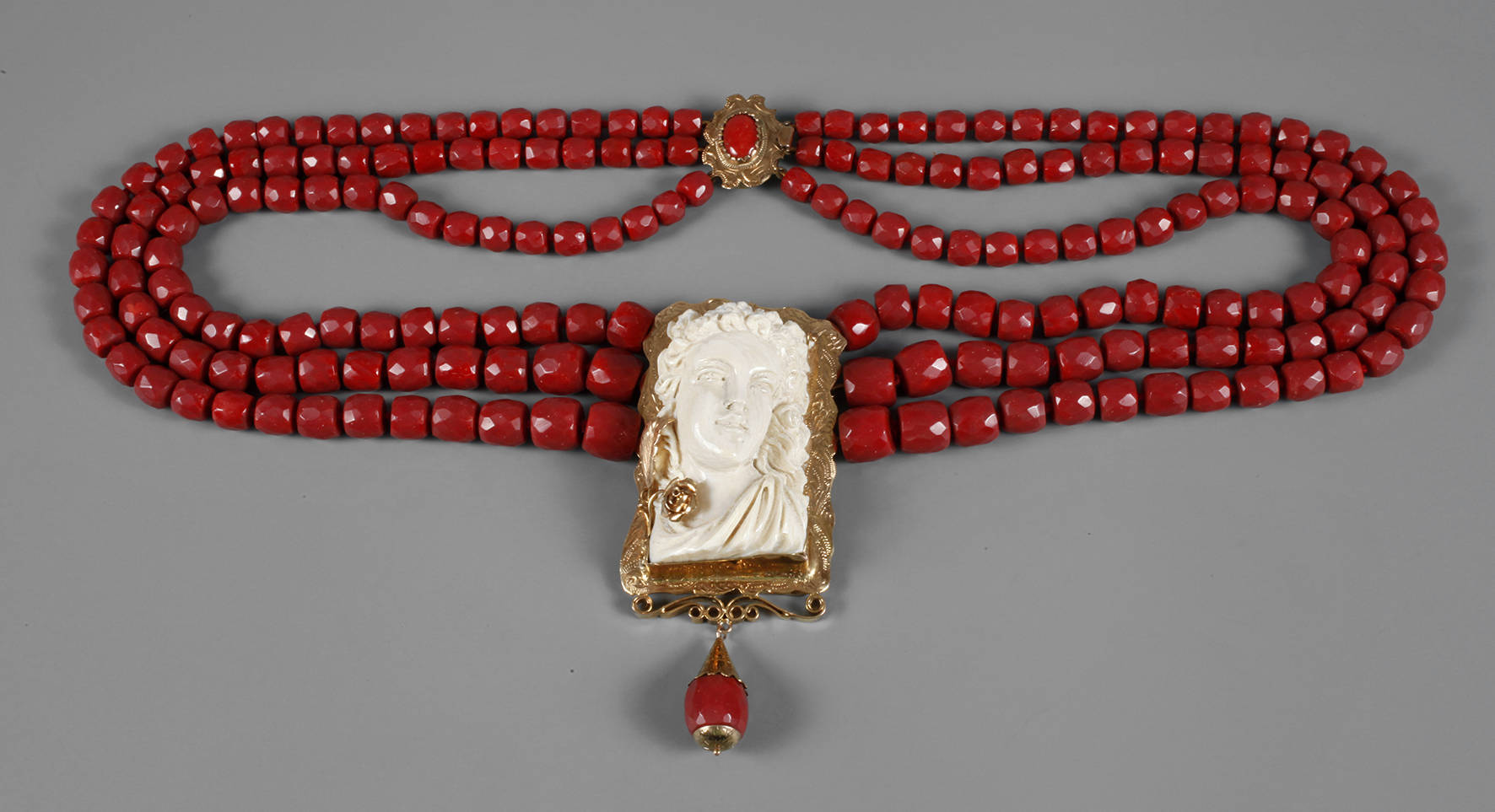 Übergroßes Collier mit Camée