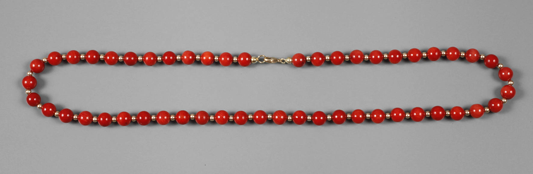 Korallenkette mit Goldzwischenteilen