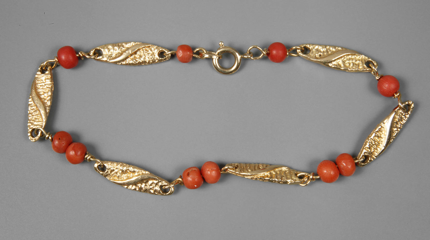 Goldarmband mit Korallen