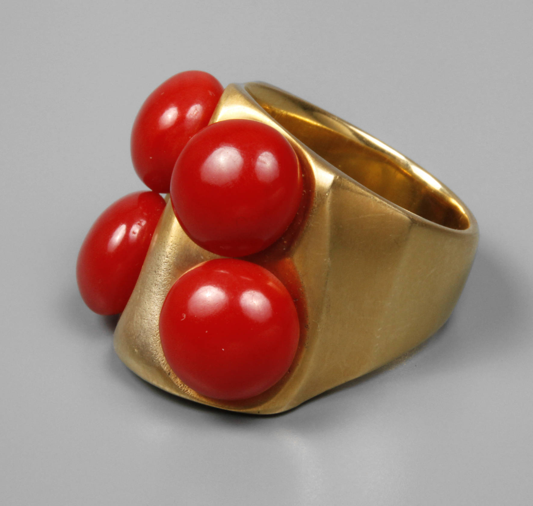 Designergoldring mit Korallen