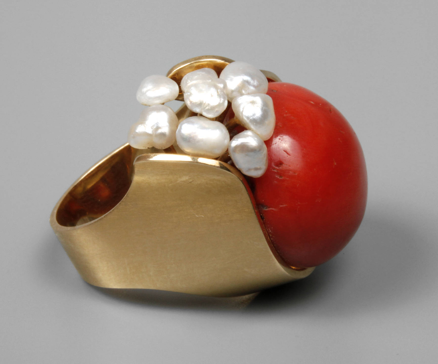 Großer Goldring mit Koralle und Perlen