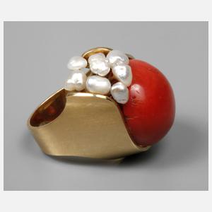 Großer Goldring mit Koralle und Perlen