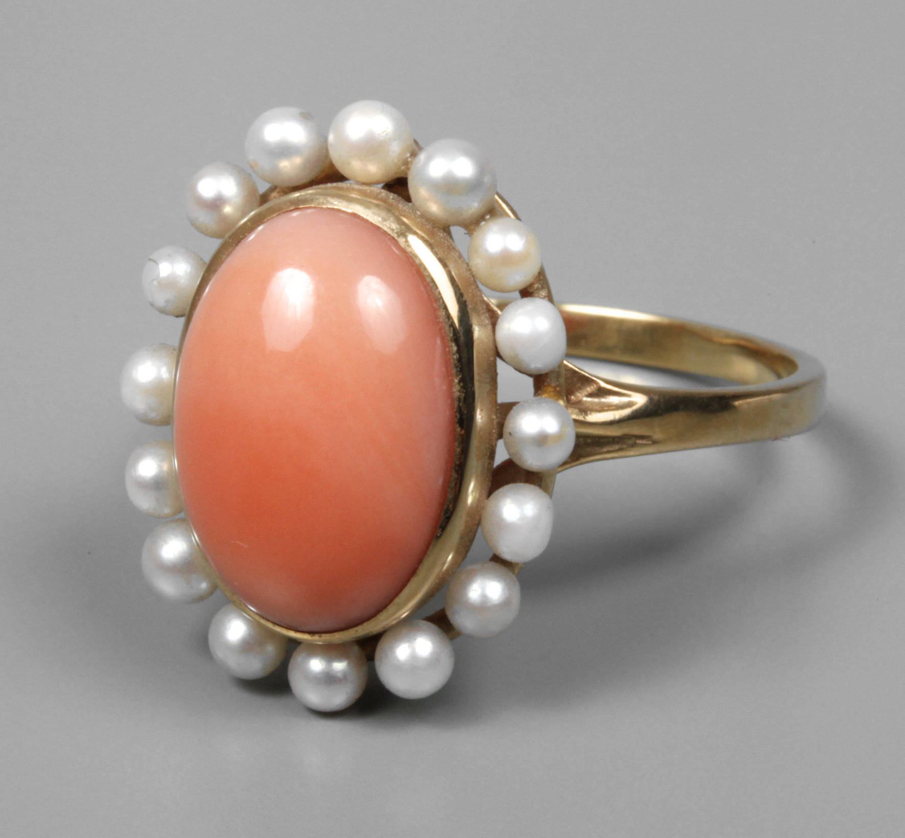 Korallenring mit Perlen