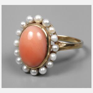 Korallenring mit Perlen