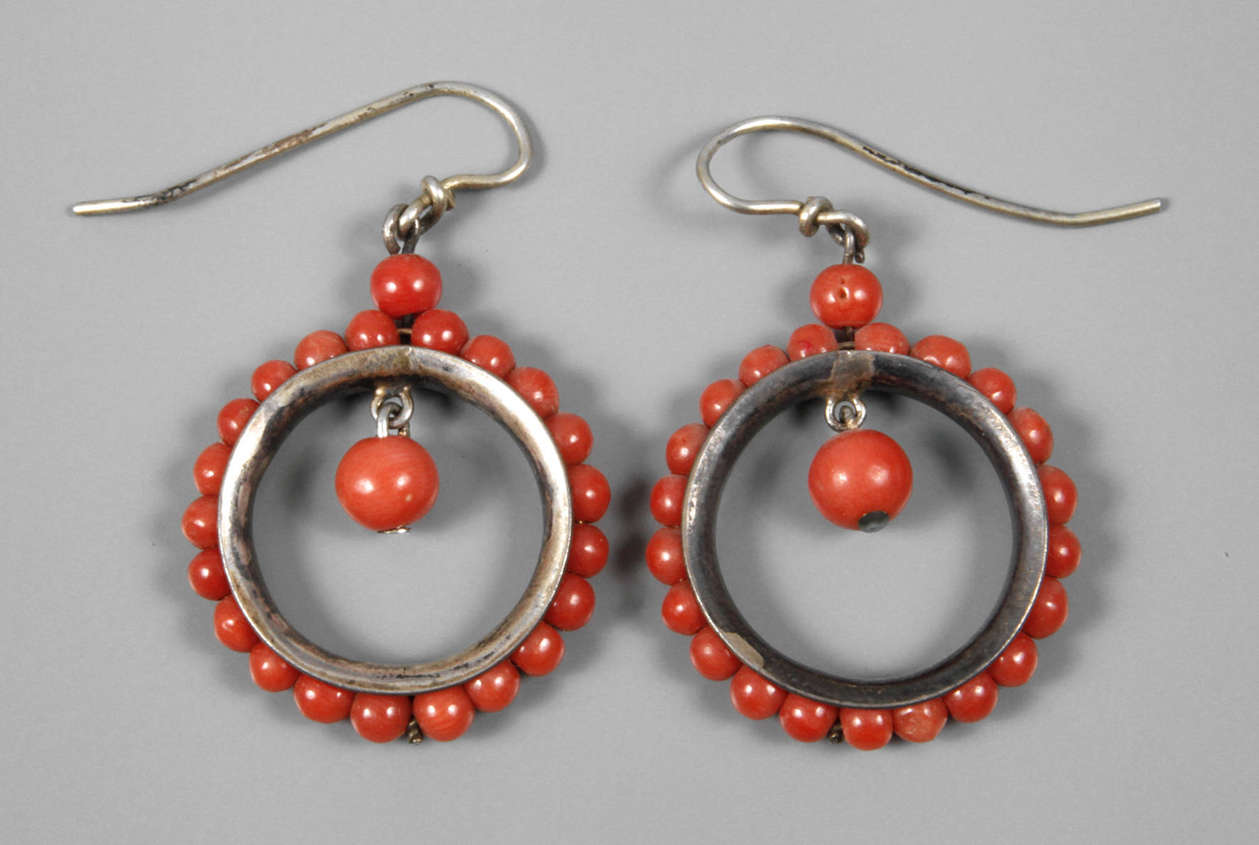 Paar Ohrhänger mit Korallen