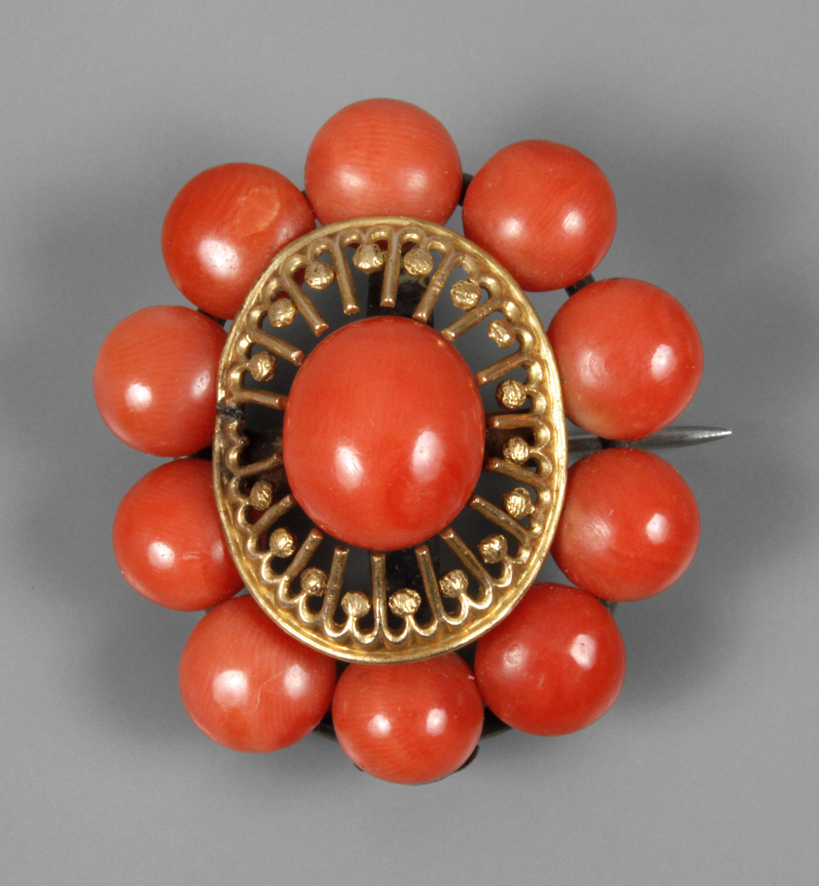 Biedermeierbrosche mit Koralle