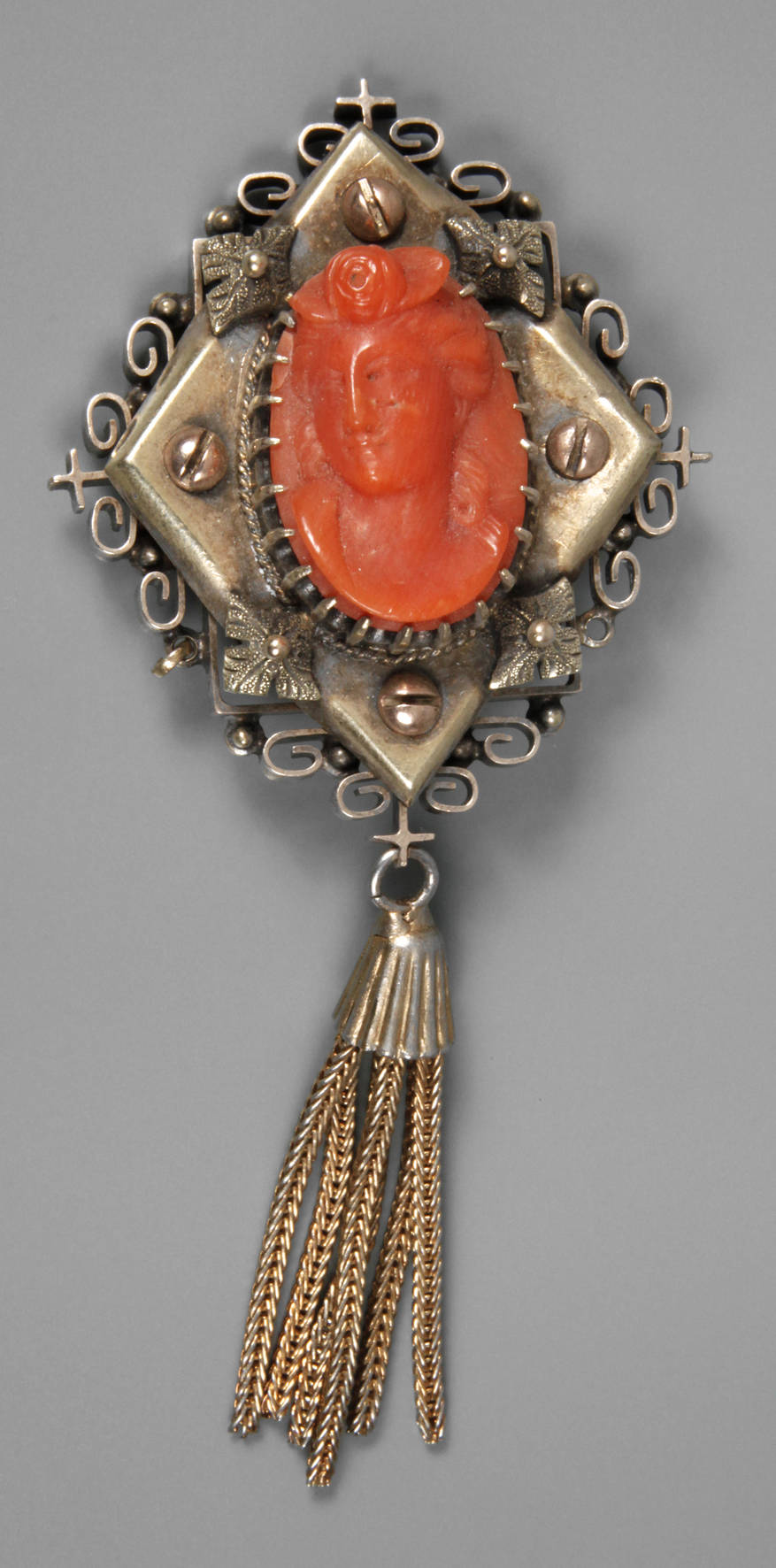 Goldbrosche mit Korallen