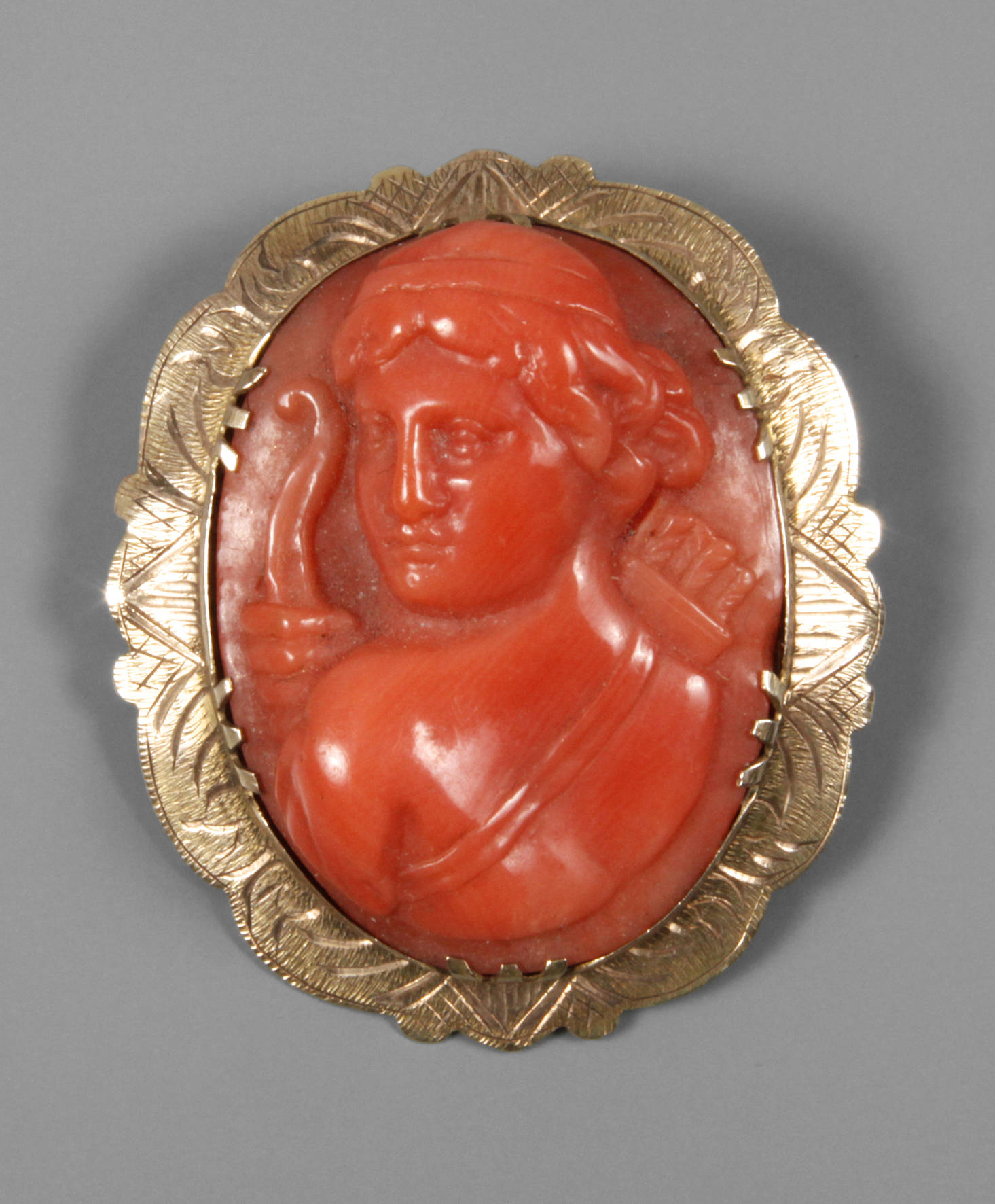 Goldbrosche mit Korallencamée Diana