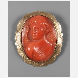 Goldbrosche mit Korallencamée Diana