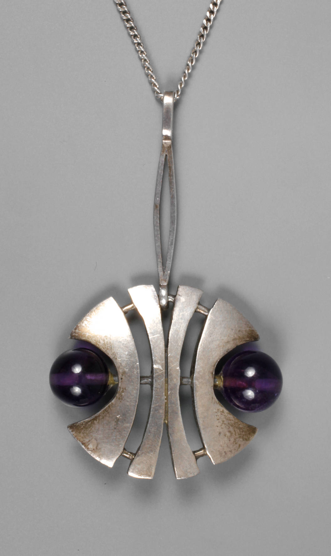 Silberanhänger mit Amethystkugeln an Kette