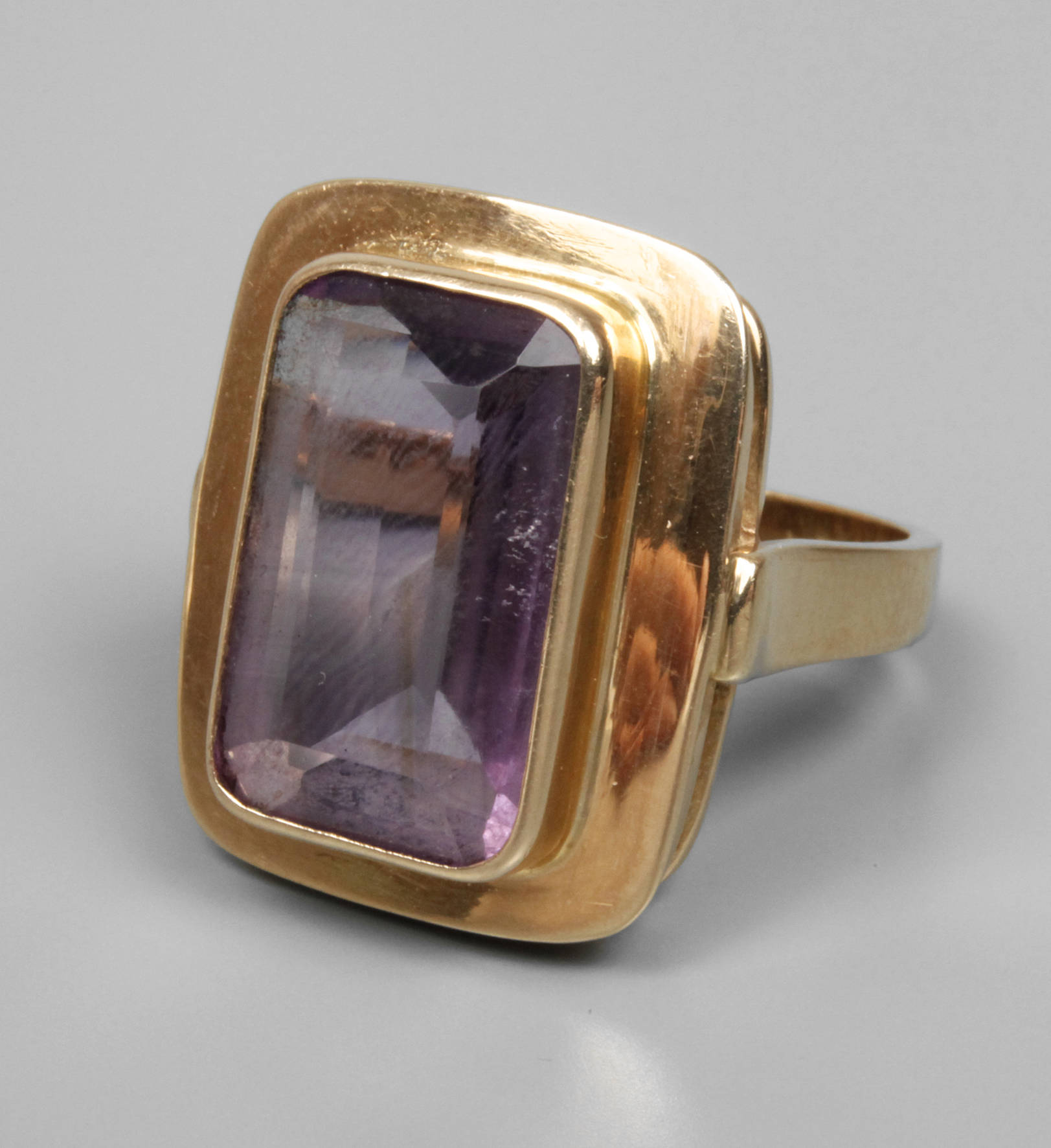 Goldring mit Amethyst