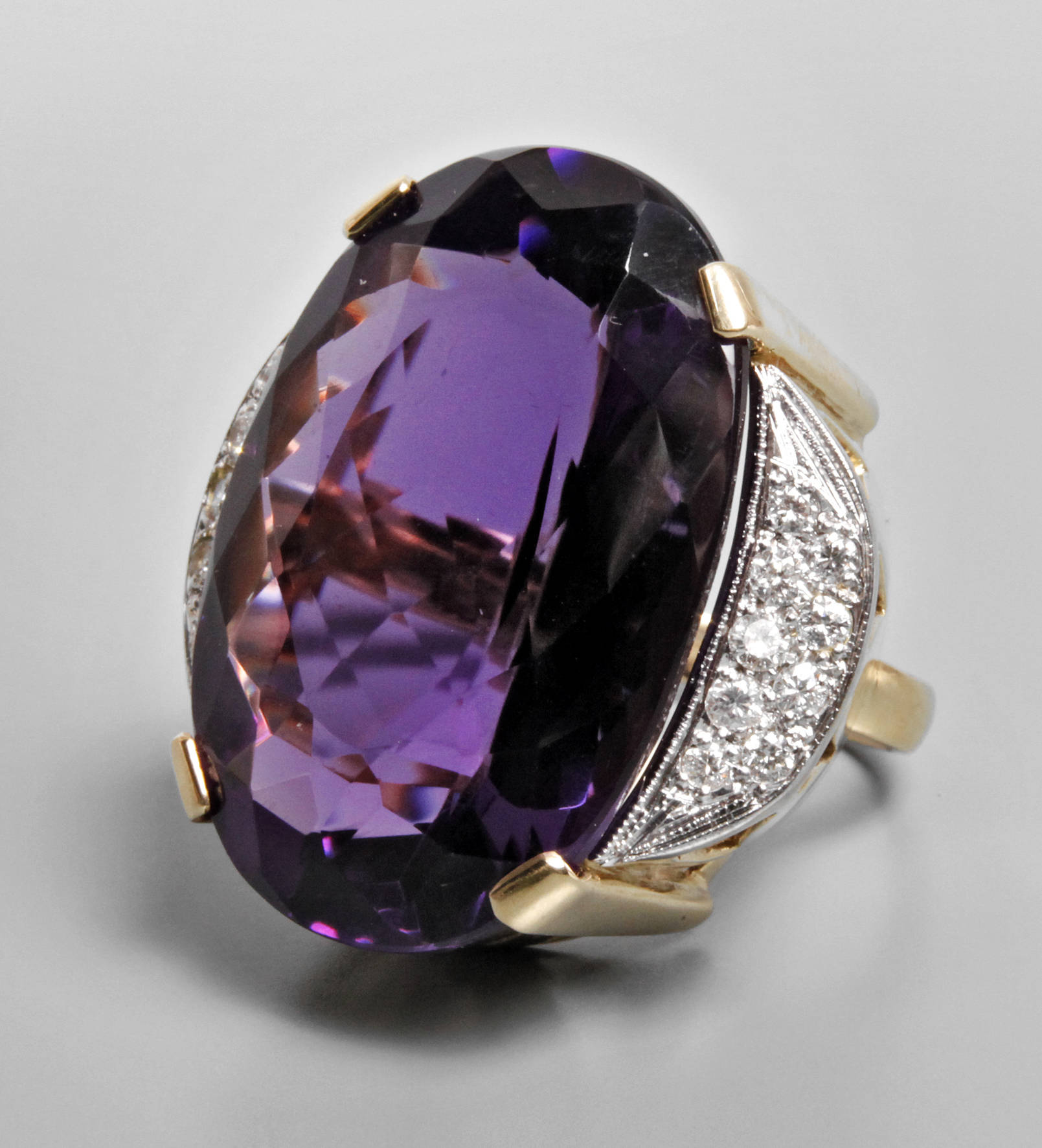 Ring mit Amethyst von ca. 60 ct und Brillanten